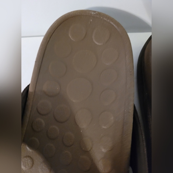 Vionic Brown Flip Flops - Picture 6 of 7